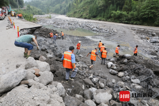 洪灾致大邑多处道路中断 当地正全力抢险