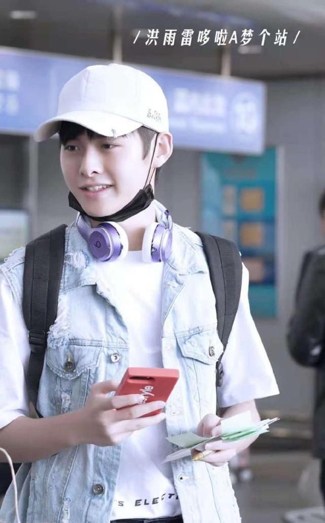 男明星机场私服大赏,肖战李现洪雨雷你喜欢哪一款