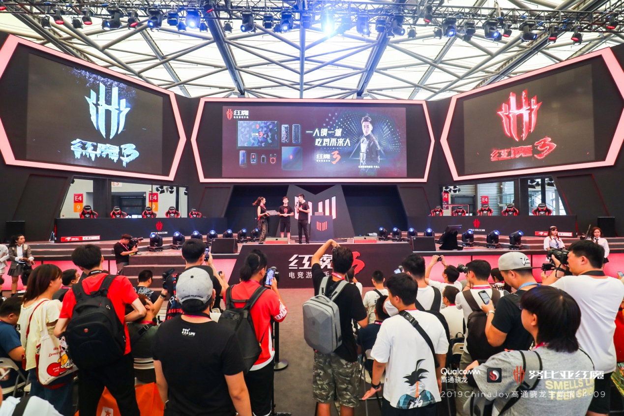 红魔3联合不求人发布钢枪限量套装，布局VR手游新形态 | 钛快讯
