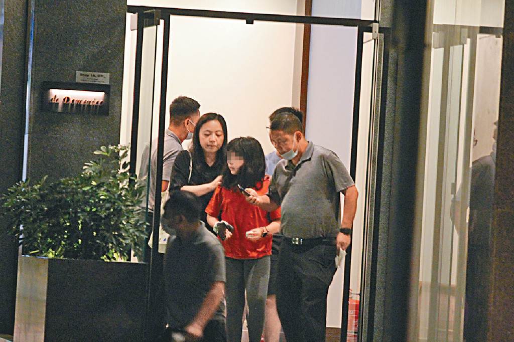 富商刘銮雄罕见与老婆聚餐，步履蹒跚三保镖围绕，甘比抱娃疾走头都不回