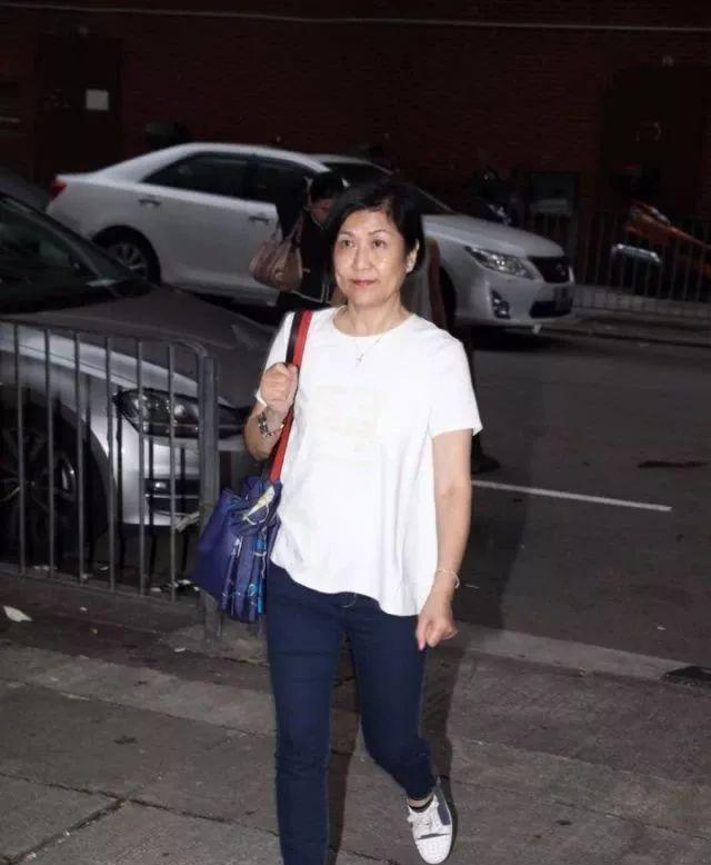 梁舜燕设灵众星致祭，干儿子李克勤神情哀伤，周润发刘德华送花圈悼念