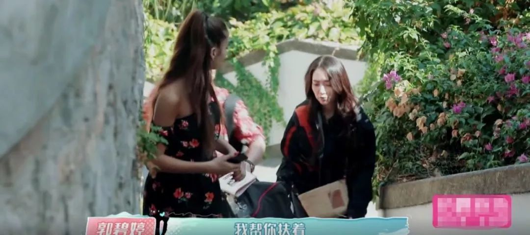 「不八卦会死星人」刚结婚就冷暴力？郭碧婷车内大哭，向佐黑脸不理睬