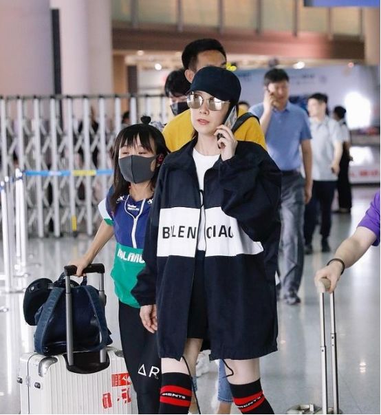 海清为中年女演员发声不成改扮少女？穿杨幂同款过膝袜，42岁成潮妹