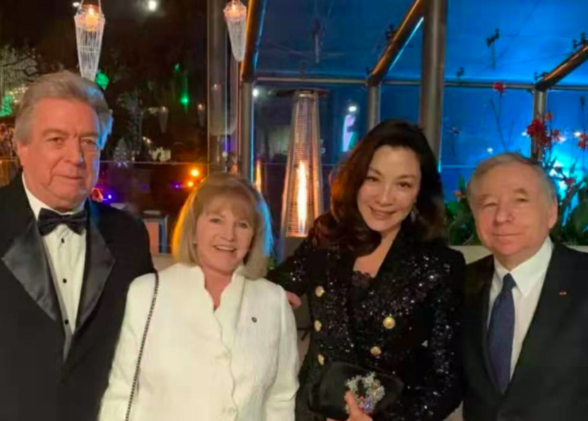 57岁杨紫琼与73岁丈夫现身晚宴，老公头发花白同框像父女