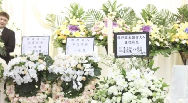 梁舜燕设灵众星致祭，干儿子李克勤神情哀伤，周润发刘德华送花圈悼念
