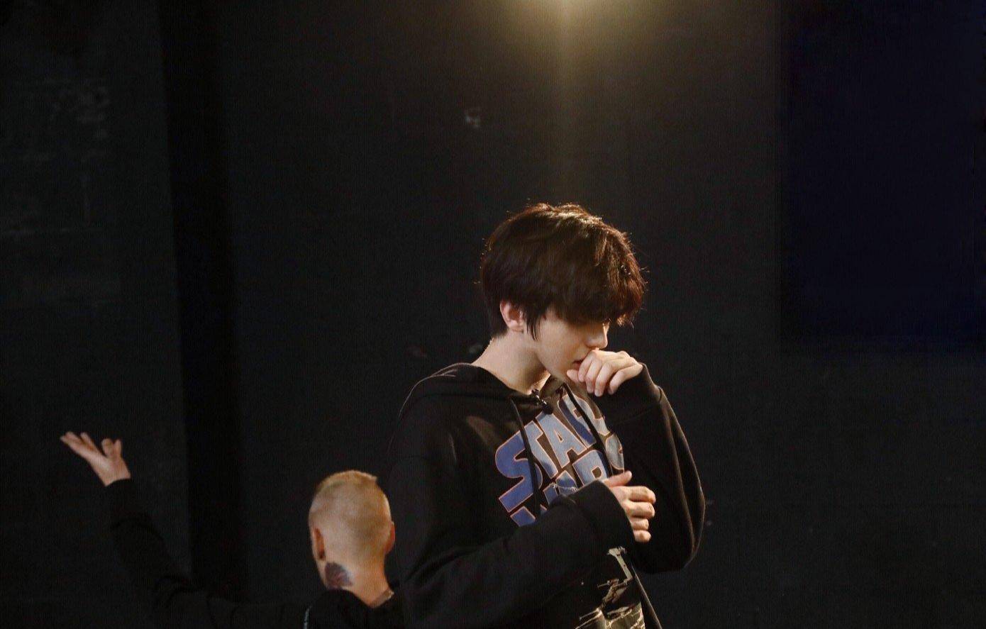 蔡徐坤生日，范丞丞朱正廷等成员录“小团综”送祝福，却引争议？