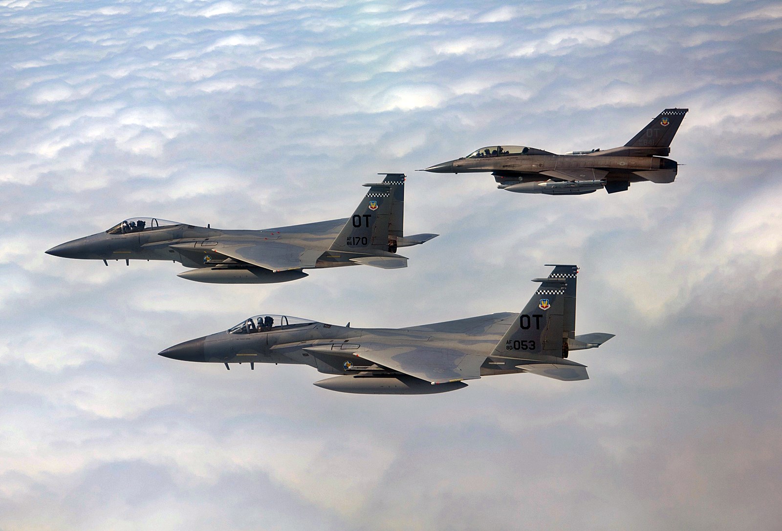 美军大秀肌肉：52架F-35战机同时列队升空演习