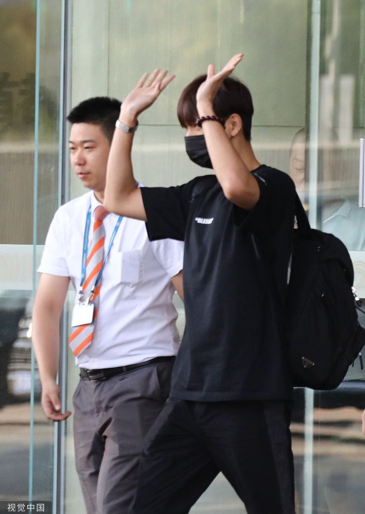 [娱乐星动]你的“现男友”！李现全黑look酷劲十足 乖巧挥手显反差萌