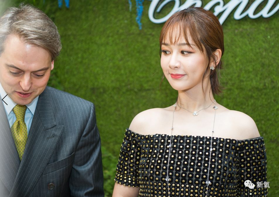 杨紫脸又变了?鼻基底假体厚到合不上嘴!变猴型