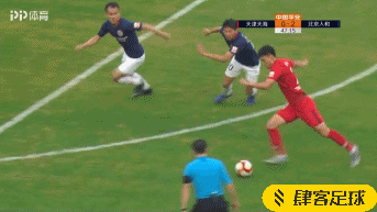 第46分钟,杨旭反越位成功,可惜被没有射门的机会,回传给雷纳尔迪尼奥