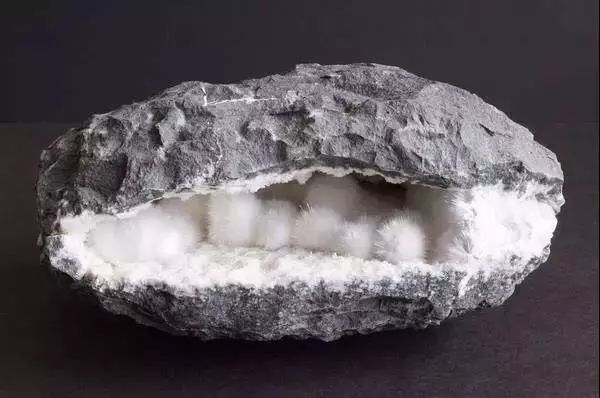 纤水硅钙石(okenite,又名水硅钙石,片水硅钙石.
