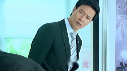 美女经理趁办公室没人穿丝袜,谁料突然进个男