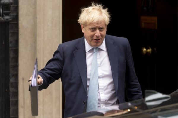 英国首相约翰逊离开首相府前往议会