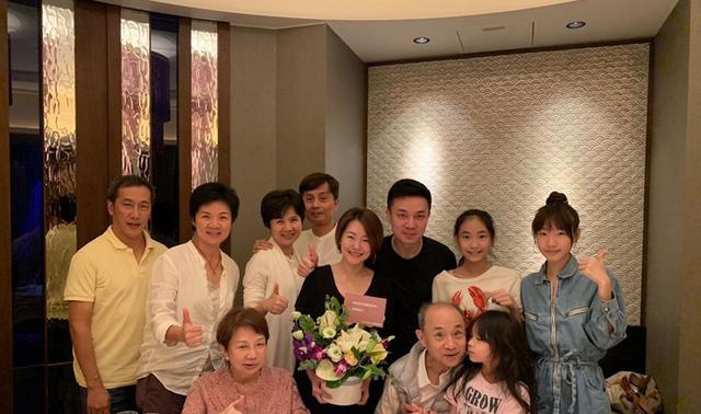 小S全家为妈妈65岁庆生，大S扎麻花辫出镜，俩姐妹喝到醉醺醺