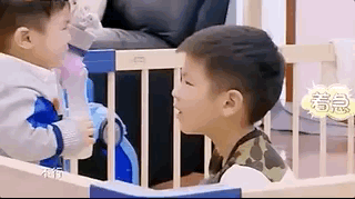 母子三人罕见同框！黄圣依送儿子们开学笑叹“哥俩好”