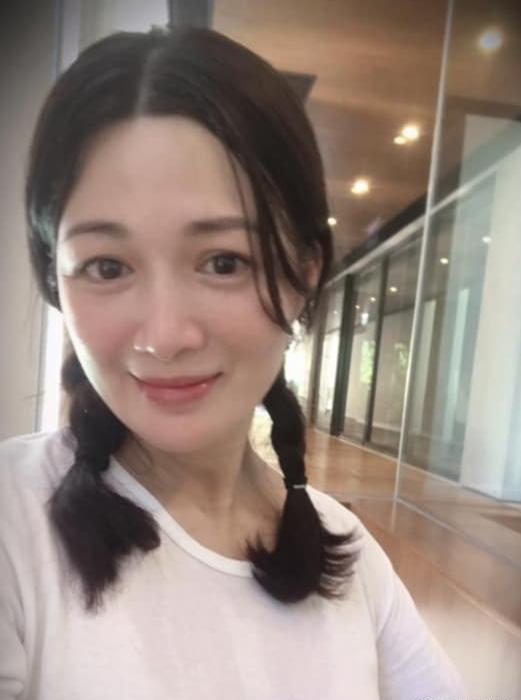 陈少霞与63岁富豪老公提前庆生，三胎女儿呆萌出镜模样可爱