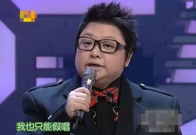 「深夜吃瓜」放飞自我？韩红假唱口型都懒得对，打脸昔日言论