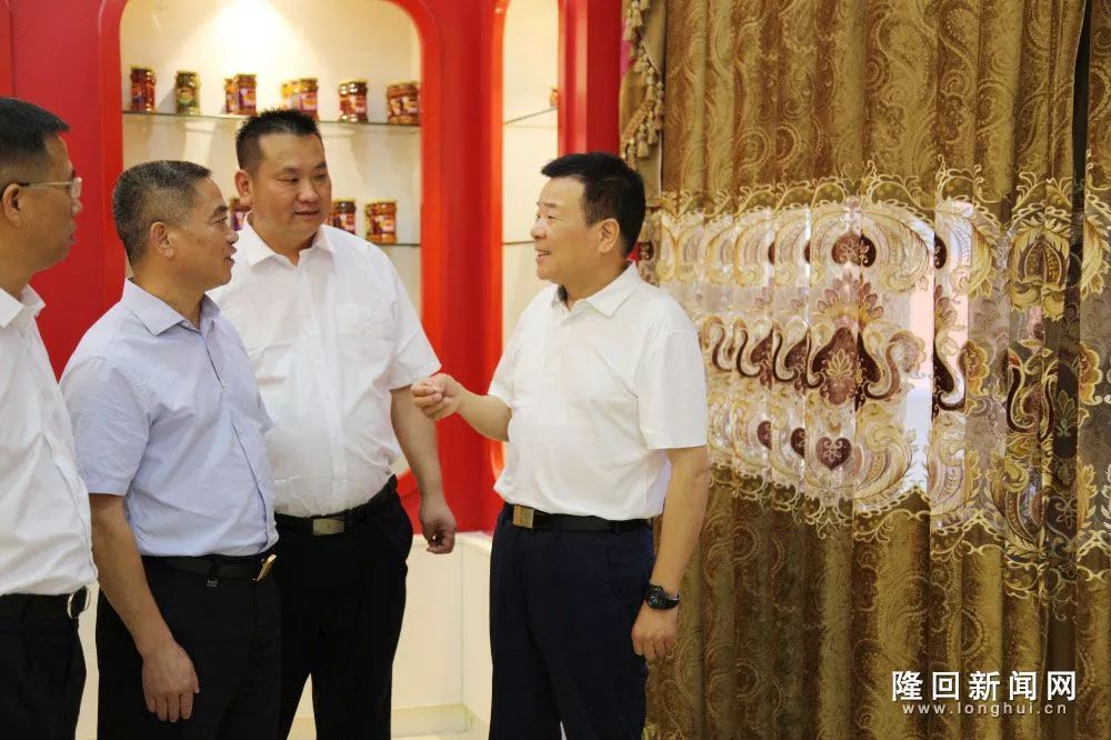 副省长陈飞(前排右一)在湖南军杰食品科技公司调研隆回新闻网讯(记者