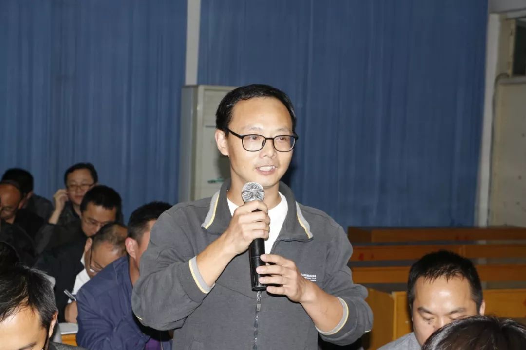 商丘工学院党委副书记王峰应邀赴范县希望中学作报告