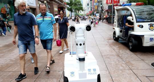 5g机器人警察瓦力亮相上海大眼萌引游客围观