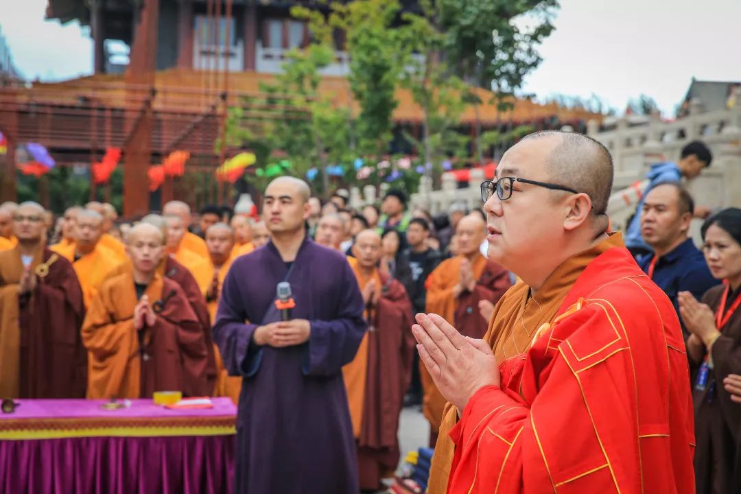 在一曲《香赞》的梵音声中 装藏法会正式开始 万寿寺常住法师及数千