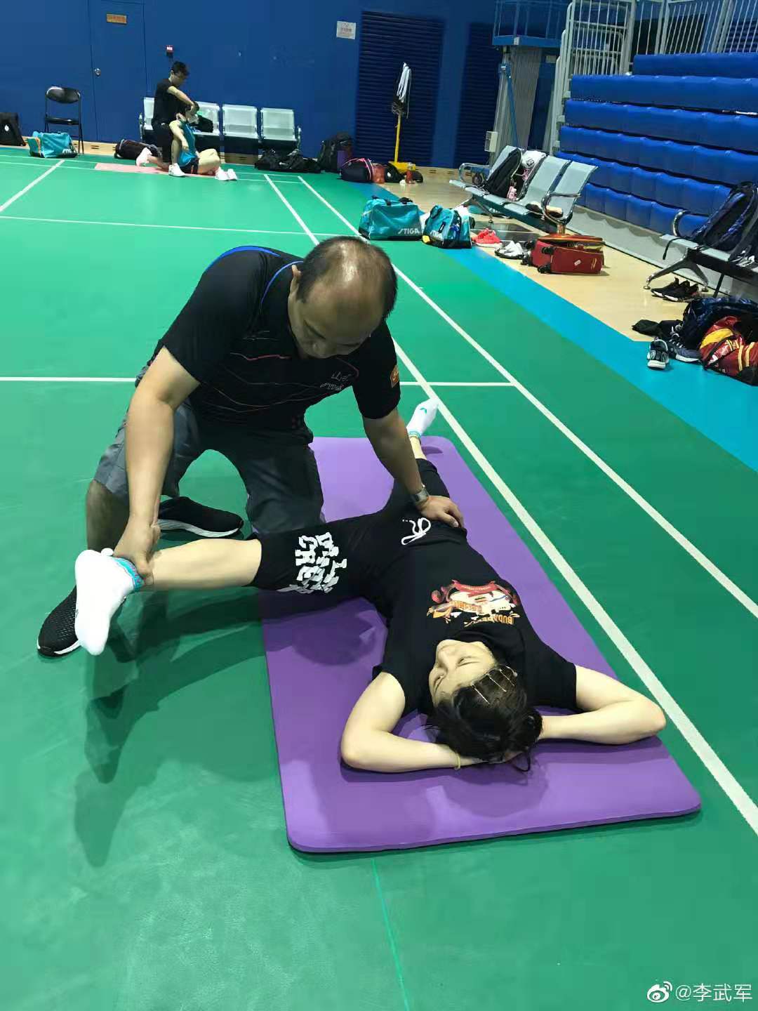 陈梦与男队医训练,姿势不雅引争议,网友:怪不得奥运村放安全套