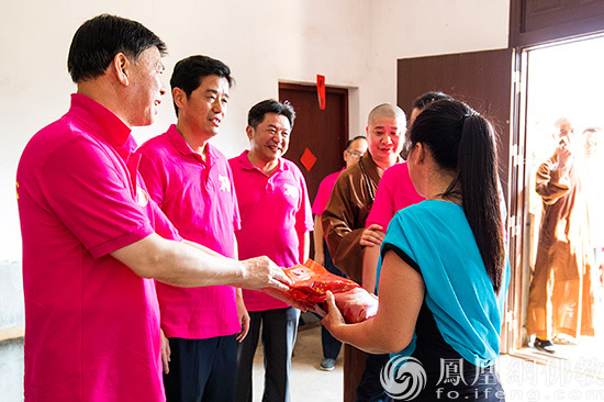 厦门南普陀寺慈善会会长则悟大和尚一行慰问困难家庭（图片来源：凤凰网佛教 摄影：南普陀寺）