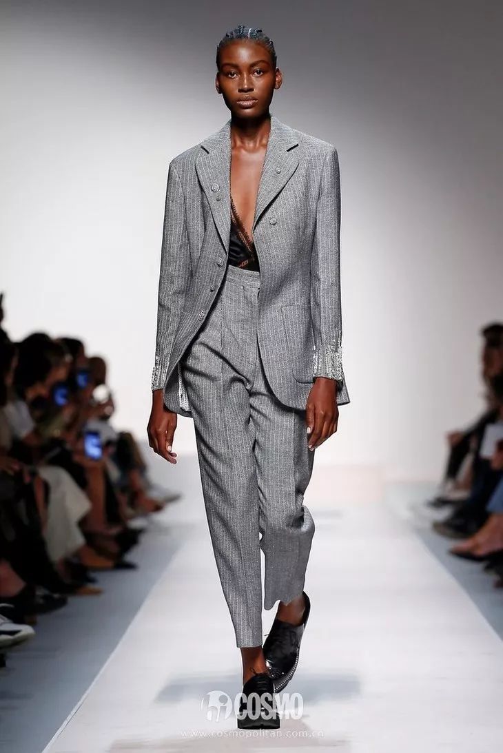 t型台 | 什么样的女人会穿ermanno scervino?amal clooney那样的