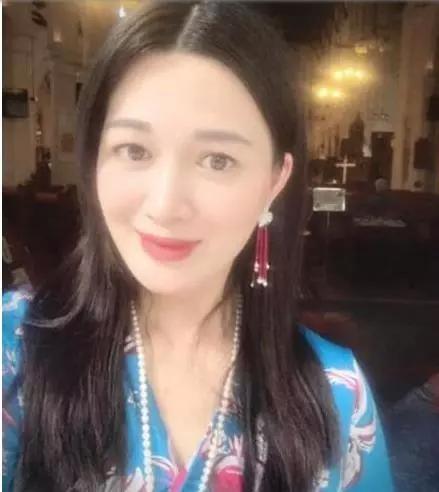 42岁阔太陈少霞产女一月极速瘦身，与令狐冲同台仍是当年小师妹