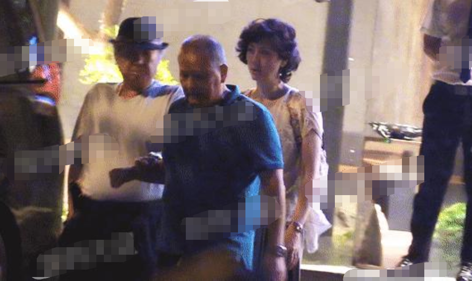 「会火」67岁洪金宝近照曝光，头发花白无眉毛，与身旁小13岁妻子像祖孙！