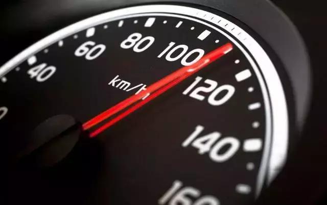 车速表显示已超速但手机导航却提示没超速，到底该信哪个？