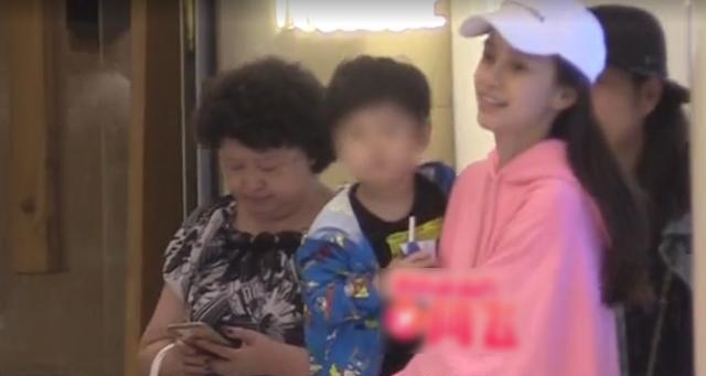 baby妈妈力超强！录音棚工作婆婆儿子探班，单手抱起2岁海绵