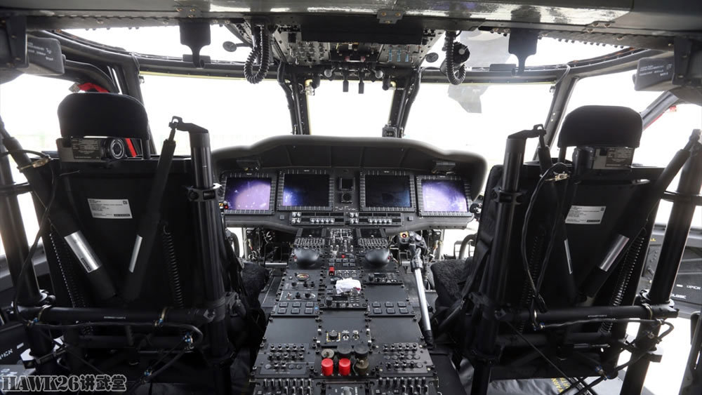 土耳其首架t-70"黑鹰"下线 驾驶舱全面升级 显示屏占据仪表盘