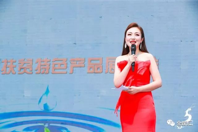 十堰电视台主持人主持开幕式.