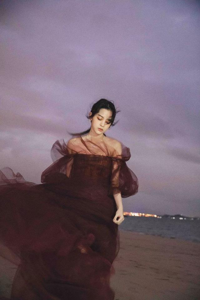 【传媒一班】金鸡奖的红毯秀，是女明星的修罗场