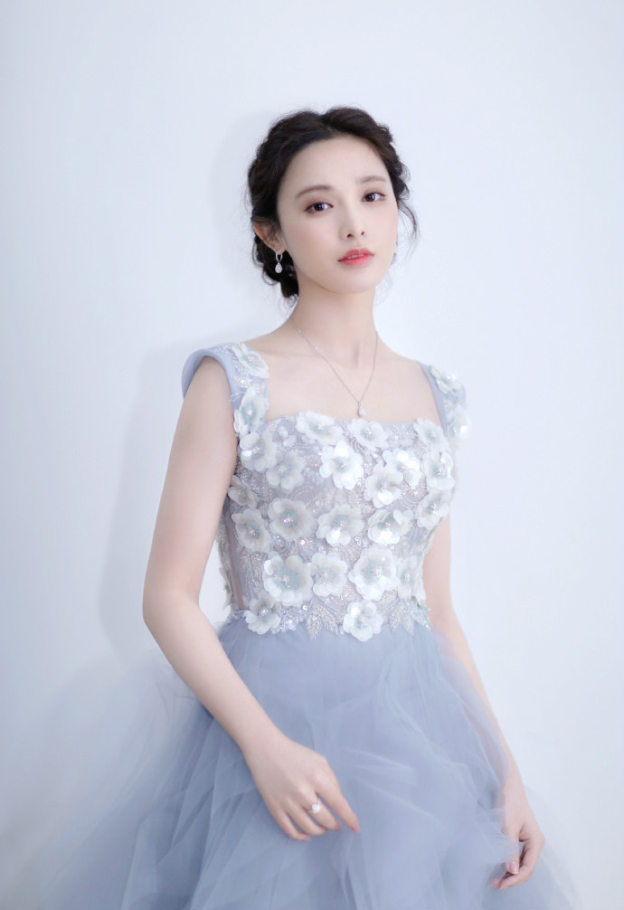 彭小苒一组美到开心的图片,网友:始于颜值,忠于演技!