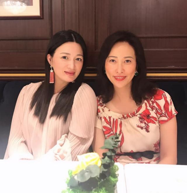 陈少霞与63岁富豪老公提前庆生，三胎女儿呆萌出镜模样可爱