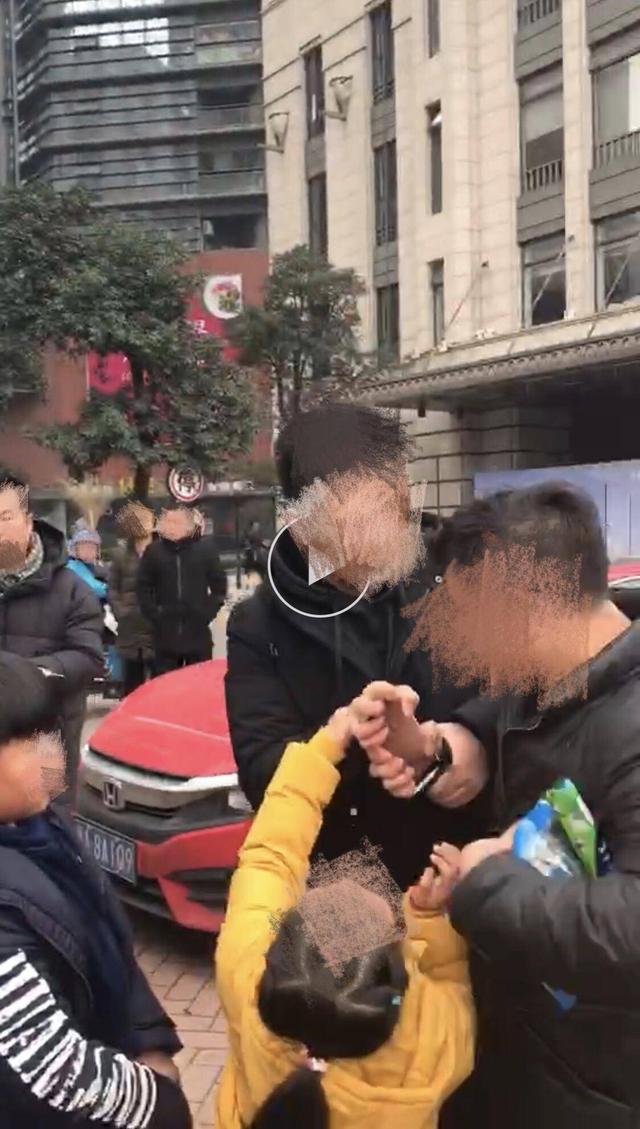 武汉绿地“惊”装修：瓷砖空鼓马桶堵卫生间门，有记者探访被打