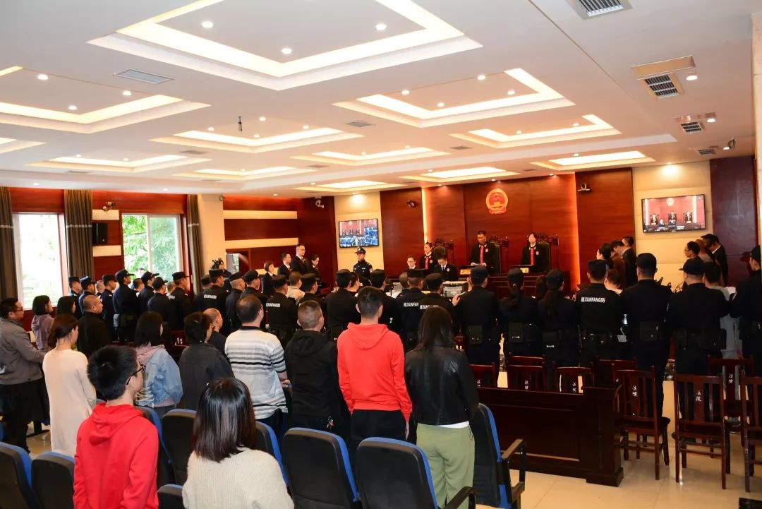 终于判了泸州这个黑社会残害群众组织未成年女性卖淫