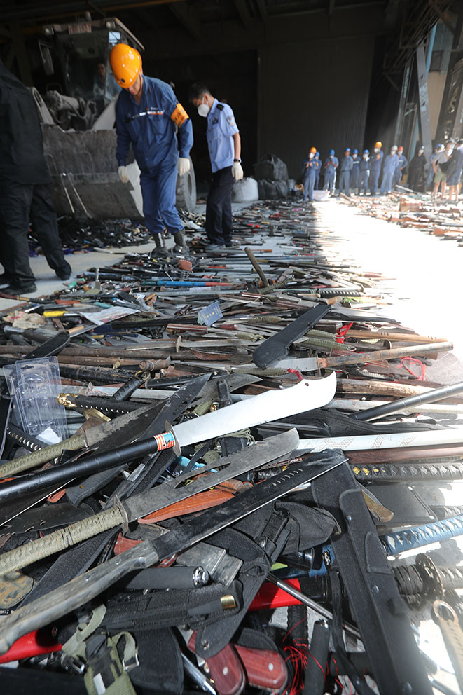 这些东西都是违法的,上海警方集中销毁一批非法枪支,管制刀具