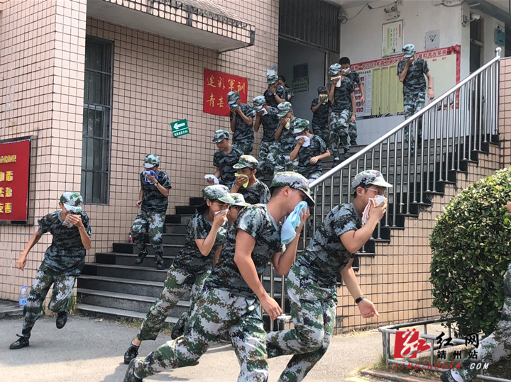靖州:高一新生军训消防演练