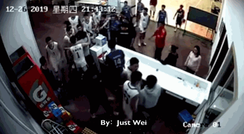CBA教练带球员围殴球场管理人员