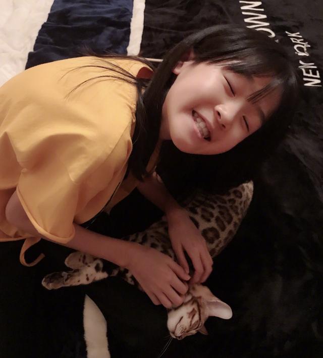 陆毅晒女儿甜美近照，贝儿收养豹纹宠物猫，开心到表情失控