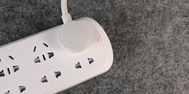插头背面是圆形的,是不是更省空间呢?
