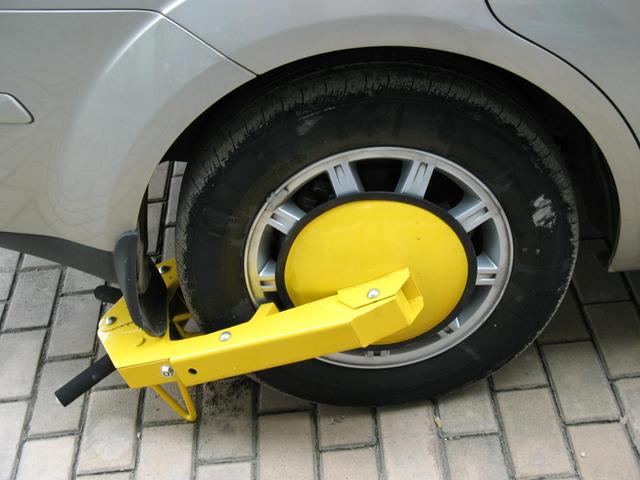 乱停汽车被锁了轮胎怎么办？