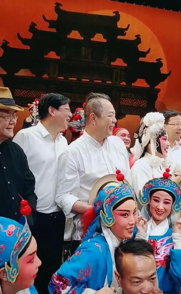 不敢老！王刚60岁娶娇妻生幼子，为养儿录制节目至凌晨四点