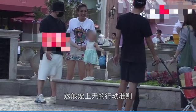 孙红雷携女外出寸步不离，一岁半女儿能跑会跳超可爱