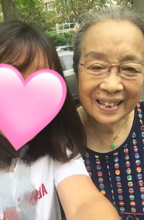 网友小区偶遇83岁容嬷嬷，遛弯唠嗑毫无架子，一举动被赞真艺术家