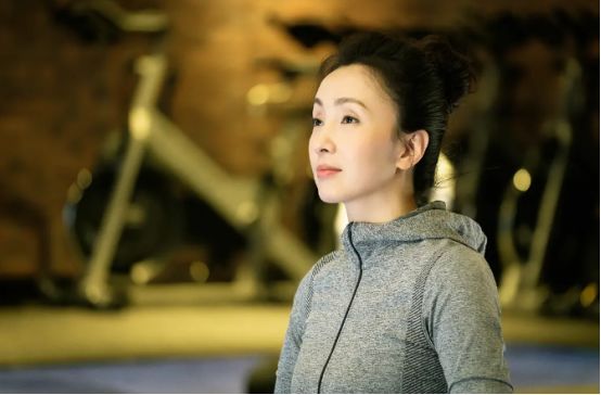 海清为中年女演员发声不成改扮少女？穿杨幂同款过膝袜，42岁成潮妹