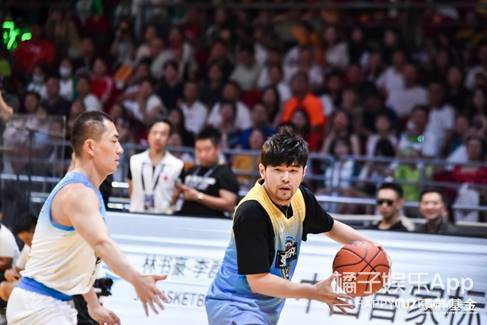 球场上厮杀攻防，球场下为爱助攻
